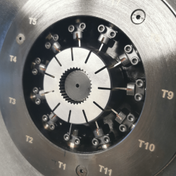 2 - Zugestellte Schlitzdüsen im Werkstück-min